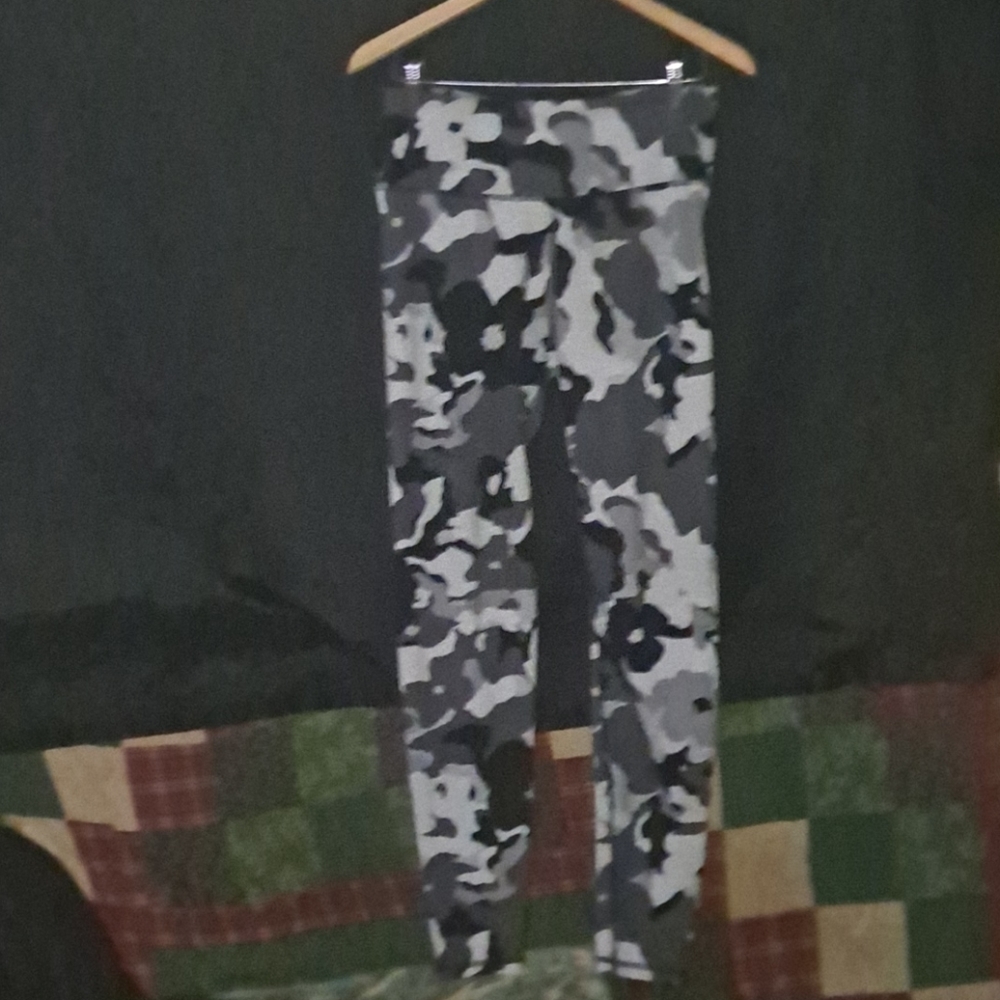 Old Navy L Black & White Camo Leggings